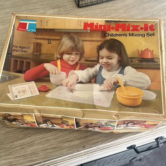 Vintage Tupperware Mini Mix It Children’s mixing set. This is a toy. Never used.